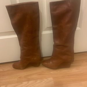 Leather wedge boots in cognac!